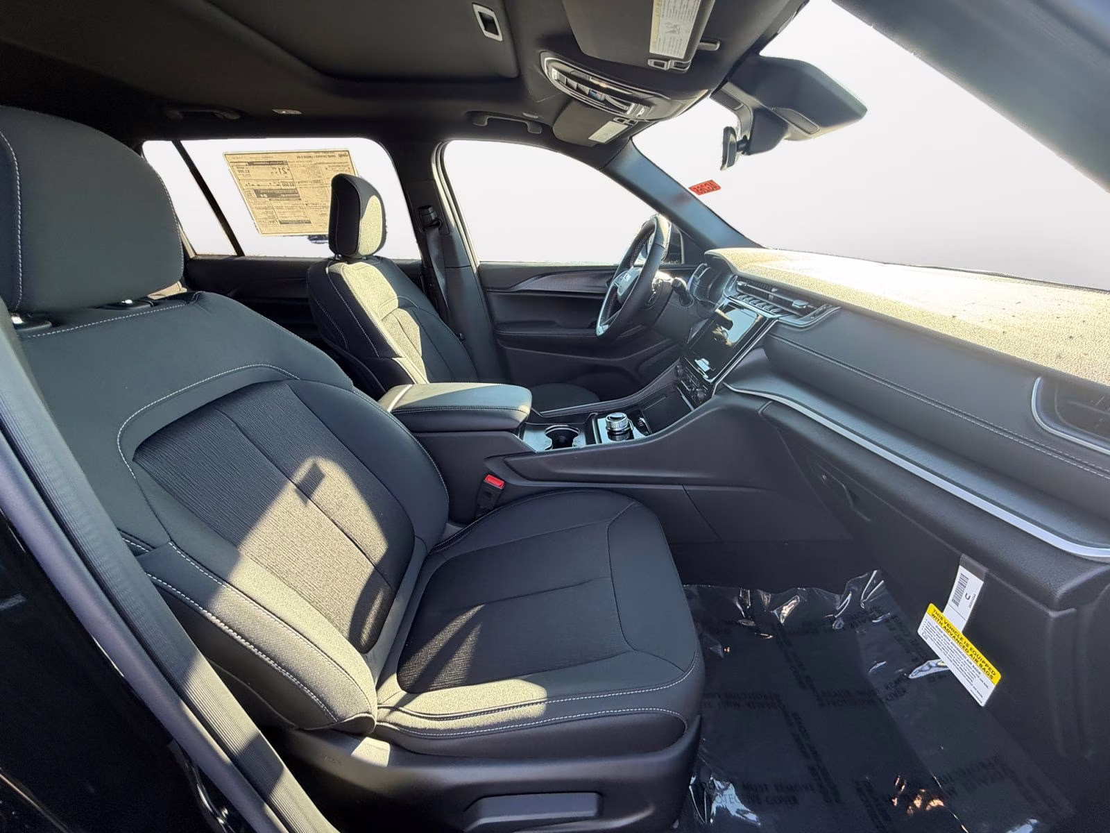 2025 Diamond Black Crystal Pearlcoat Jeep Grand Cherokee L Laredo 4X4 SUV