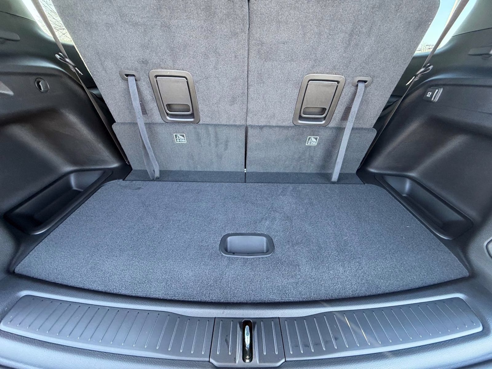 2025 Diamond Black Crystal Pearlcoat Jeep Grand Cherokee L Laredo 4X4 SUV