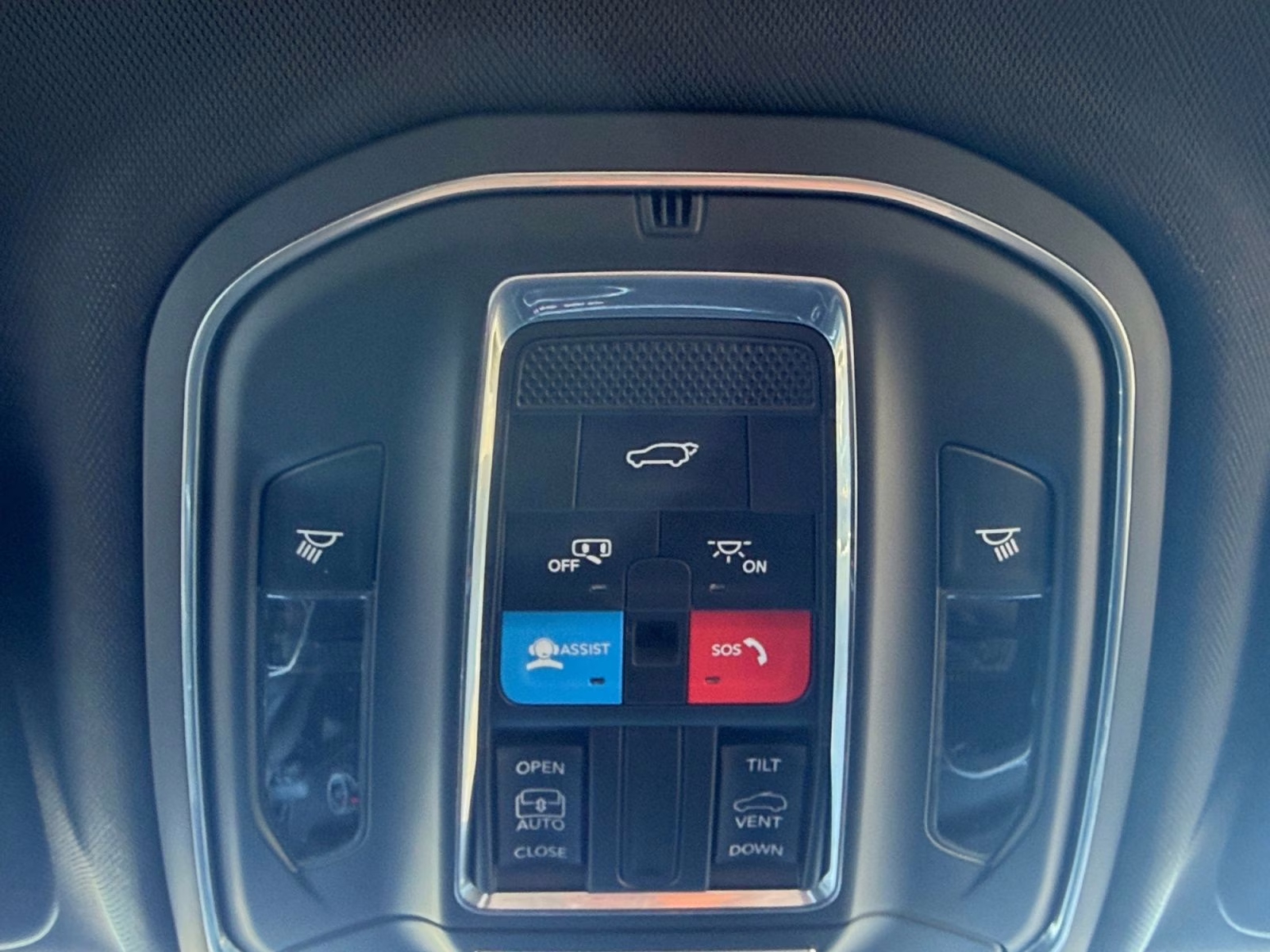 2025 Diamond Black Crystal Pearlcoat Jeep Grand Cherokee L Laredo 4X4 SUV