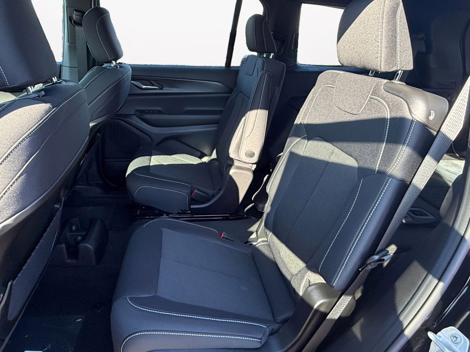 2025 Diamond Black Crystal Pearlcoat Jeep Grand Cherokee L Laredo 4X4 SUV