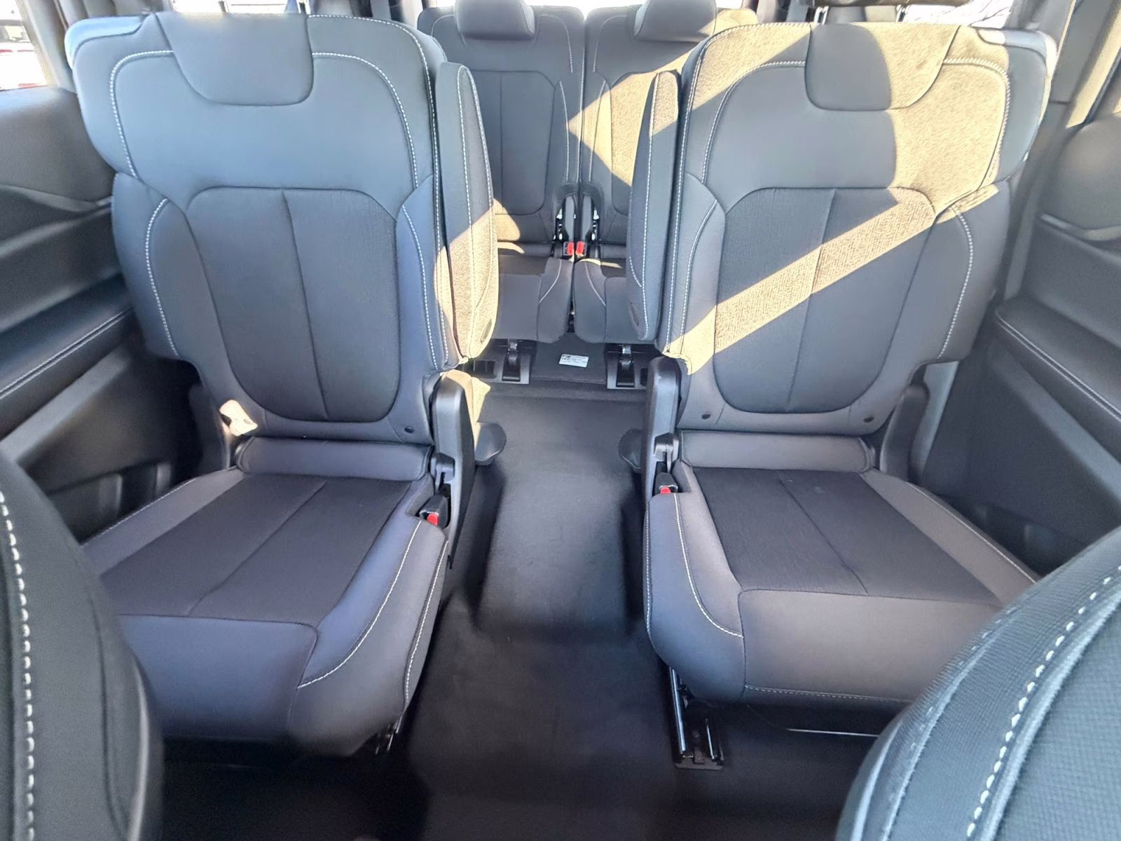 2025 Diamond Black Crystal Pearlcoat Jeep Grand Cherokee L Laredo 4X4 SUV