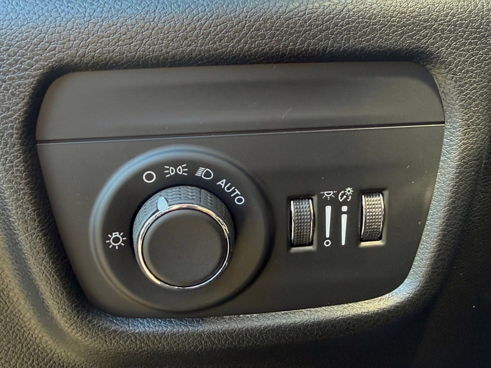 2025 Diamond Black Crystal Pearlcoat Jeep Grand Cherokee L Laredo 4X4 SUV