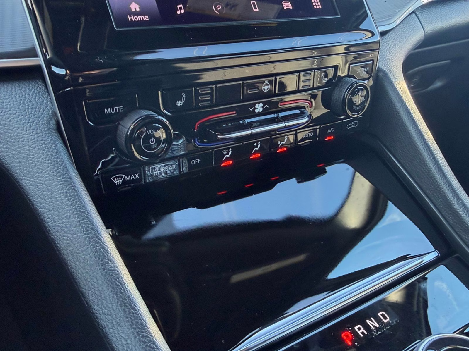 2025 Diamond Black Crystal Pearlcoat Jeep Grand Cherokee L Laredo 4X4 SUV