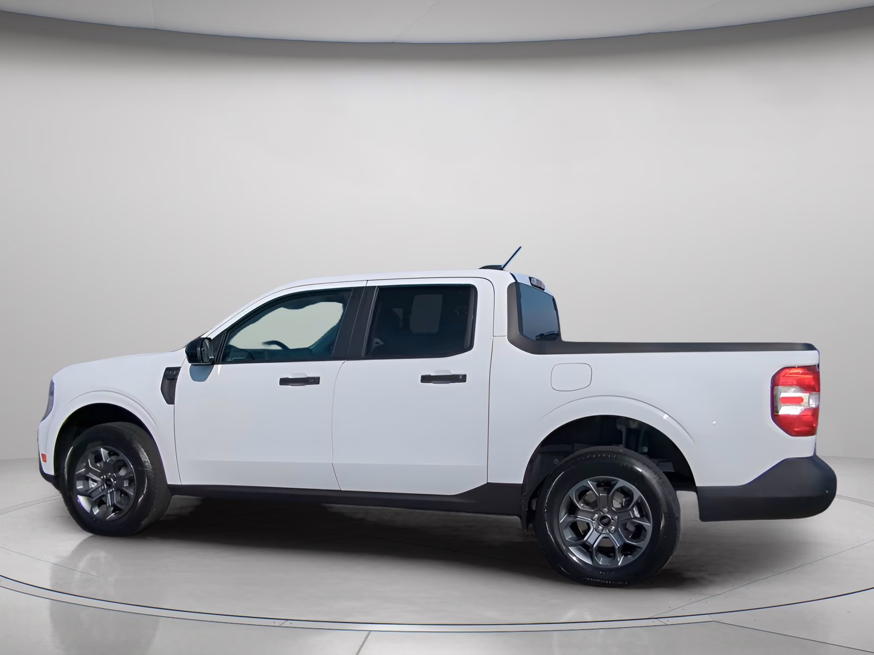 2026 Oxford White Ford Maverick XLT Crew Cab Pickup FWD Truck
