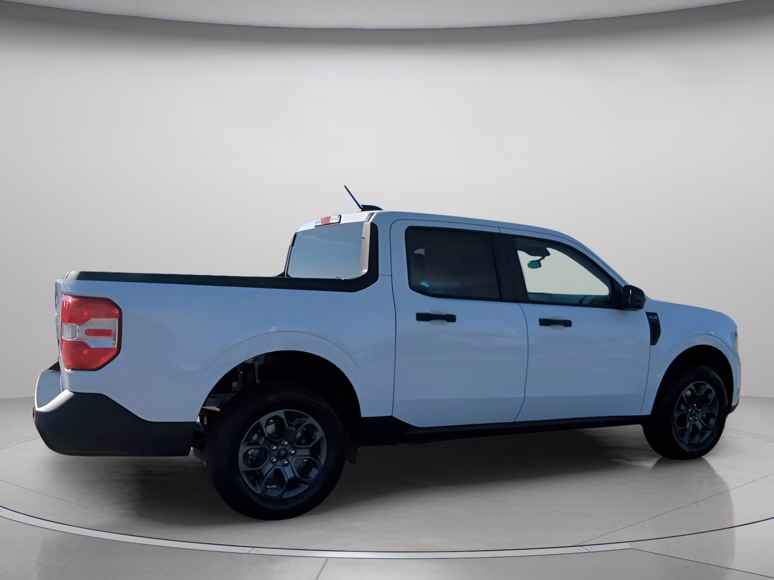 2026 Oxford White Ford Maverick XLT Crew Cab Pickup FWD Truck