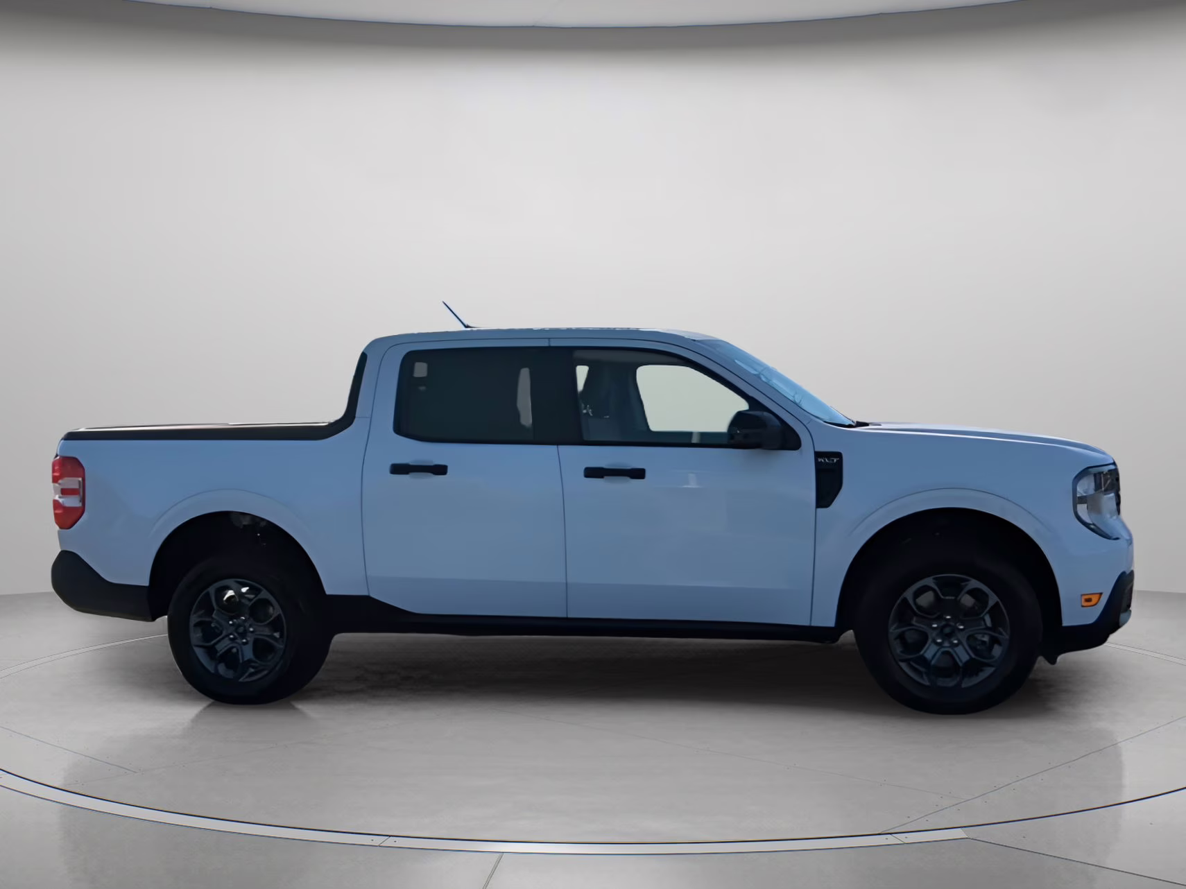 2026 Oxford White Ford Maverick XLT Crew Cab Pickup FWD Truck