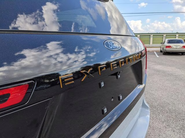 2025 Glacier Gray Metallic TriCoat Ford Expedition Tremor 4X4 SUV