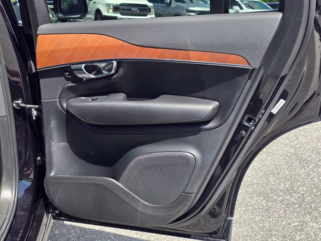 2023 Onyx Black Metallic Volvo XC90 B6 Plus 7-Seater AWD SUV