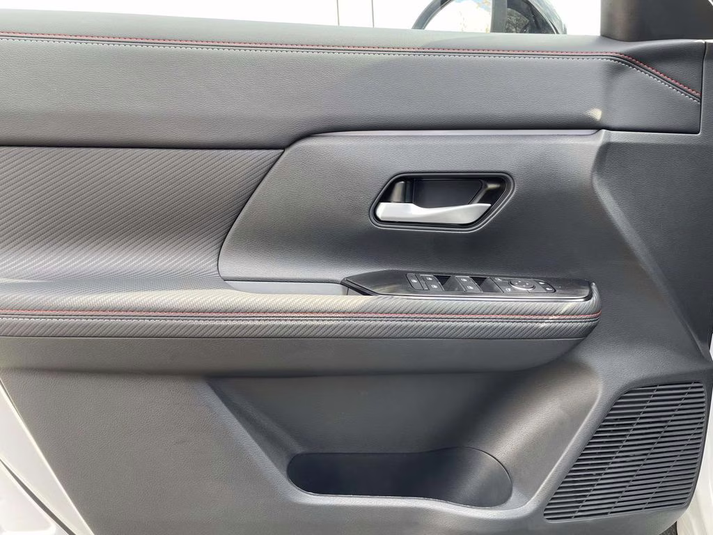 2026 Aspen White/Super Black Nissan Kicks SR FWD SUV