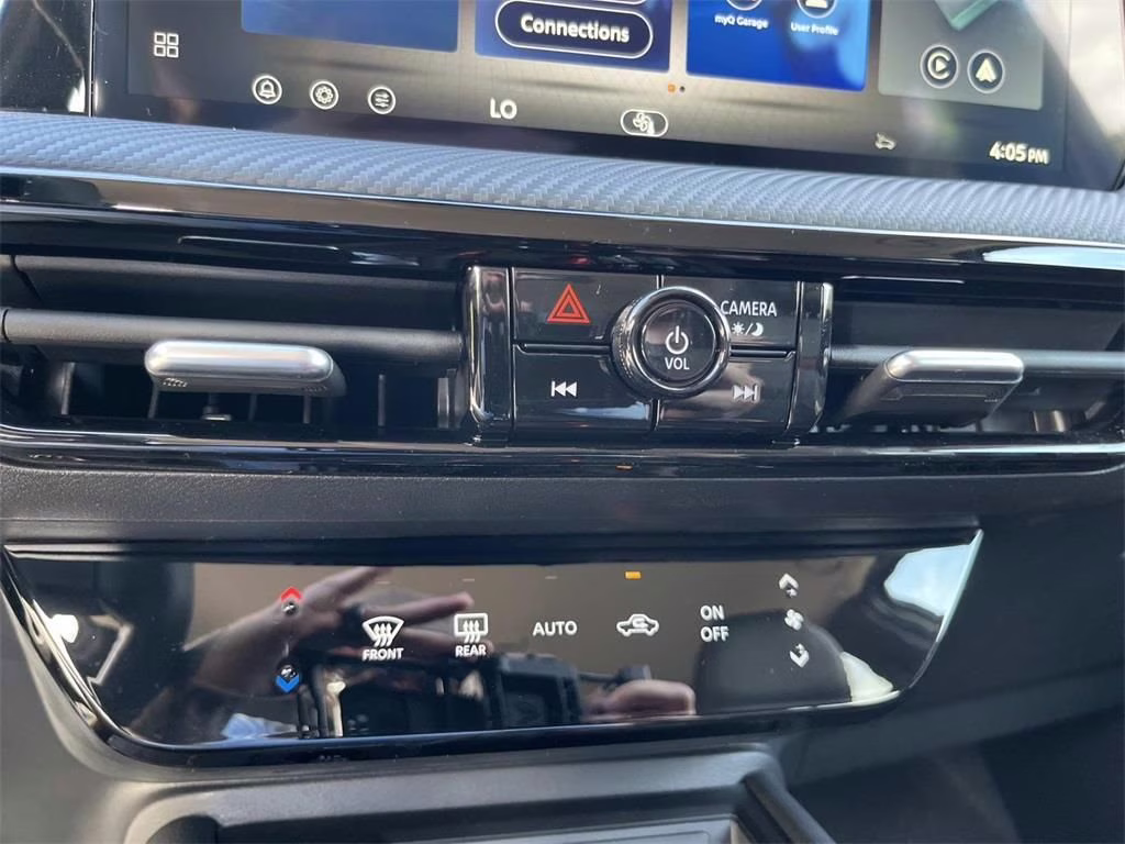 2026 Aspen White Tricoat Nissan Kicks SR FWD SUV