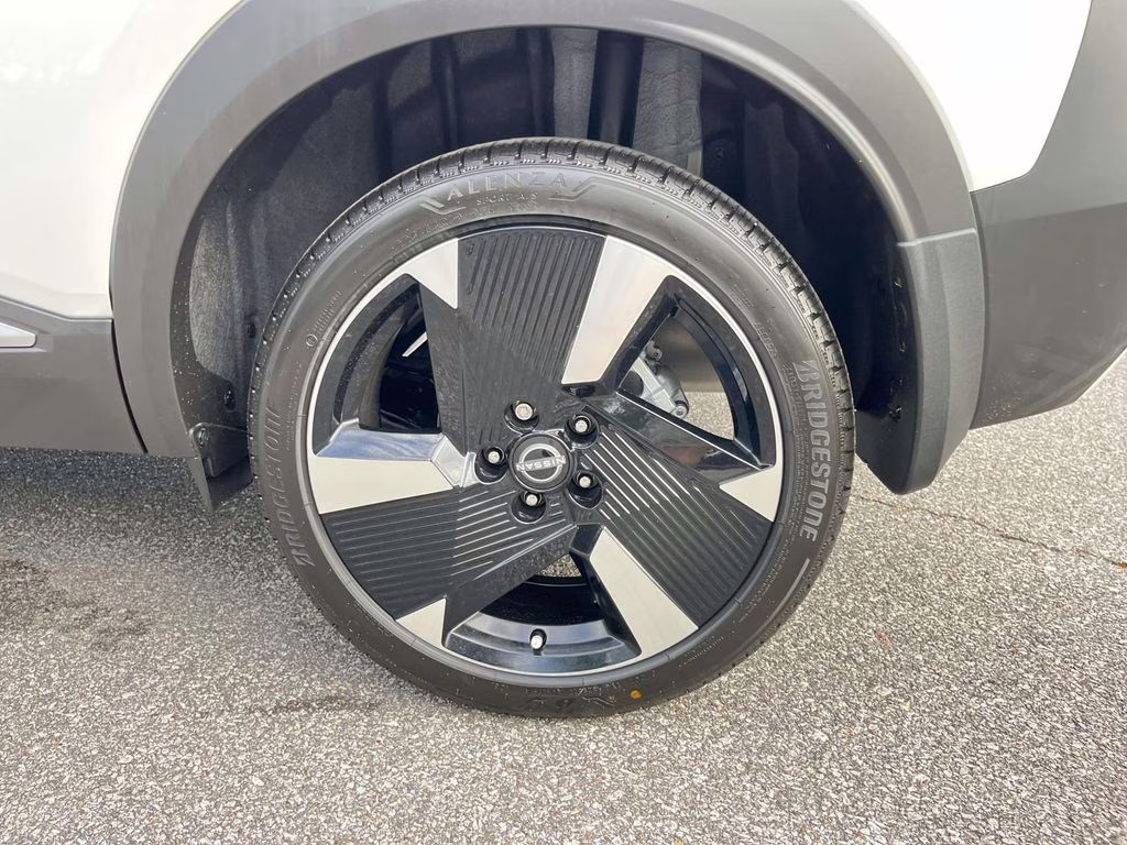 2026 Aspen White Tricoat Nissan Kicks SR FWD SUV