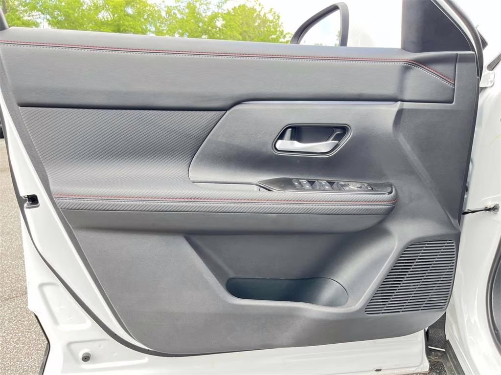 2025 Aspen White Tricoat Nissan Kicks SR AWD SUV