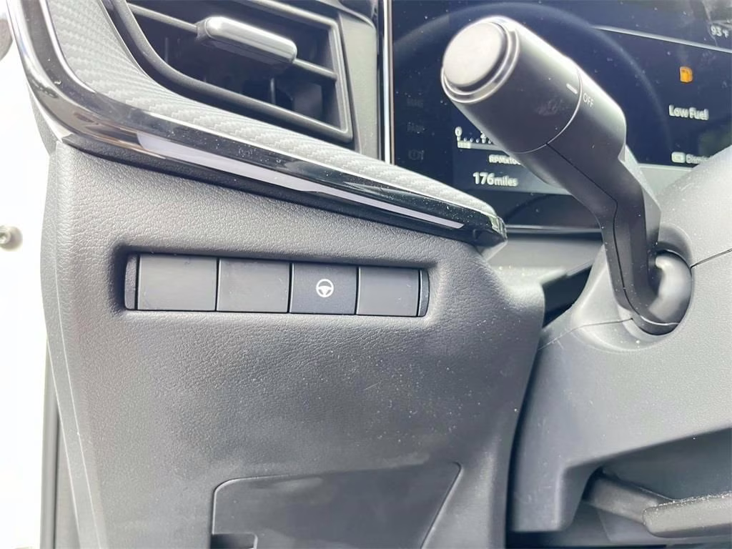 2025 Aspen White Tricoat Nissan Kicks SR AWD SUV