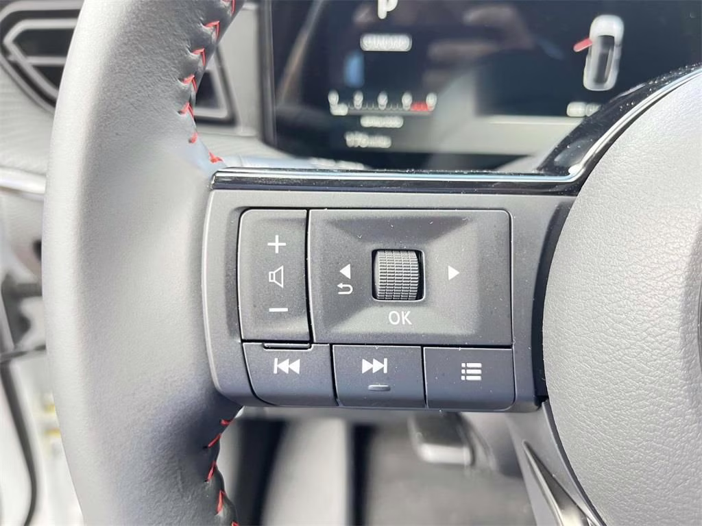 2025 Aspen White Tricoat Nissan Kicks SR AWD SUV