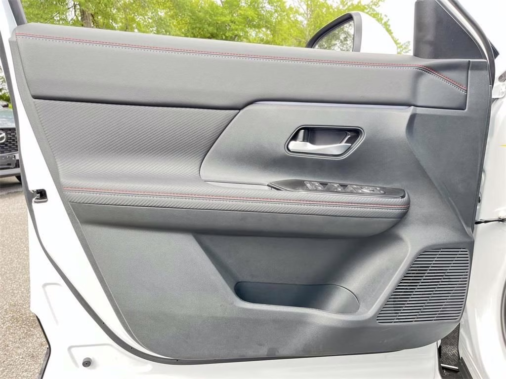 2025 Aspen White Tricoat Nissan Kicks SR FWD SUV