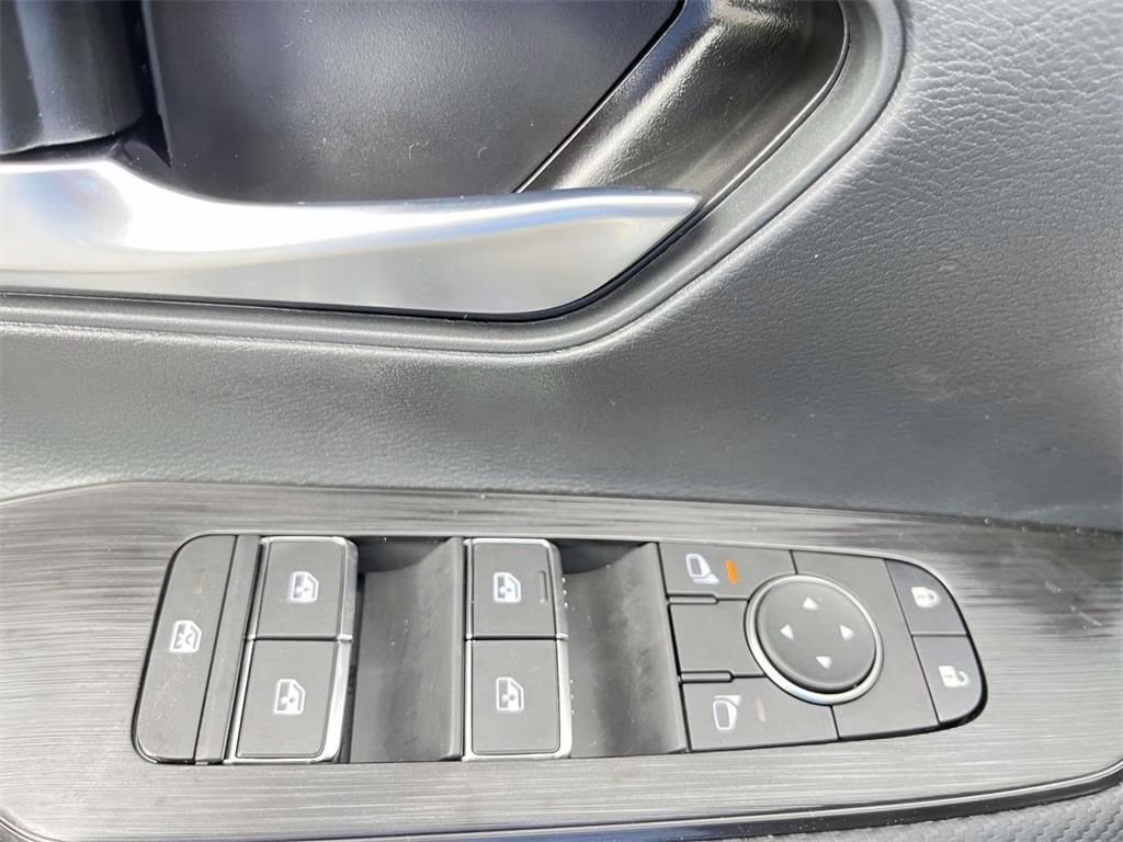 2025 Aspen White Tricoat Nissan Kicks SR FWD SUV