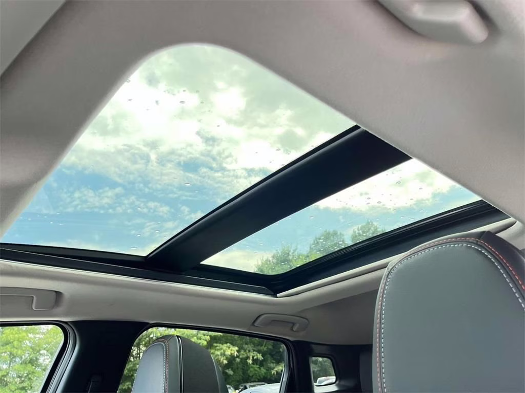 2025 Aspen White Tricoat Nissan Kicks SR FWD SUV