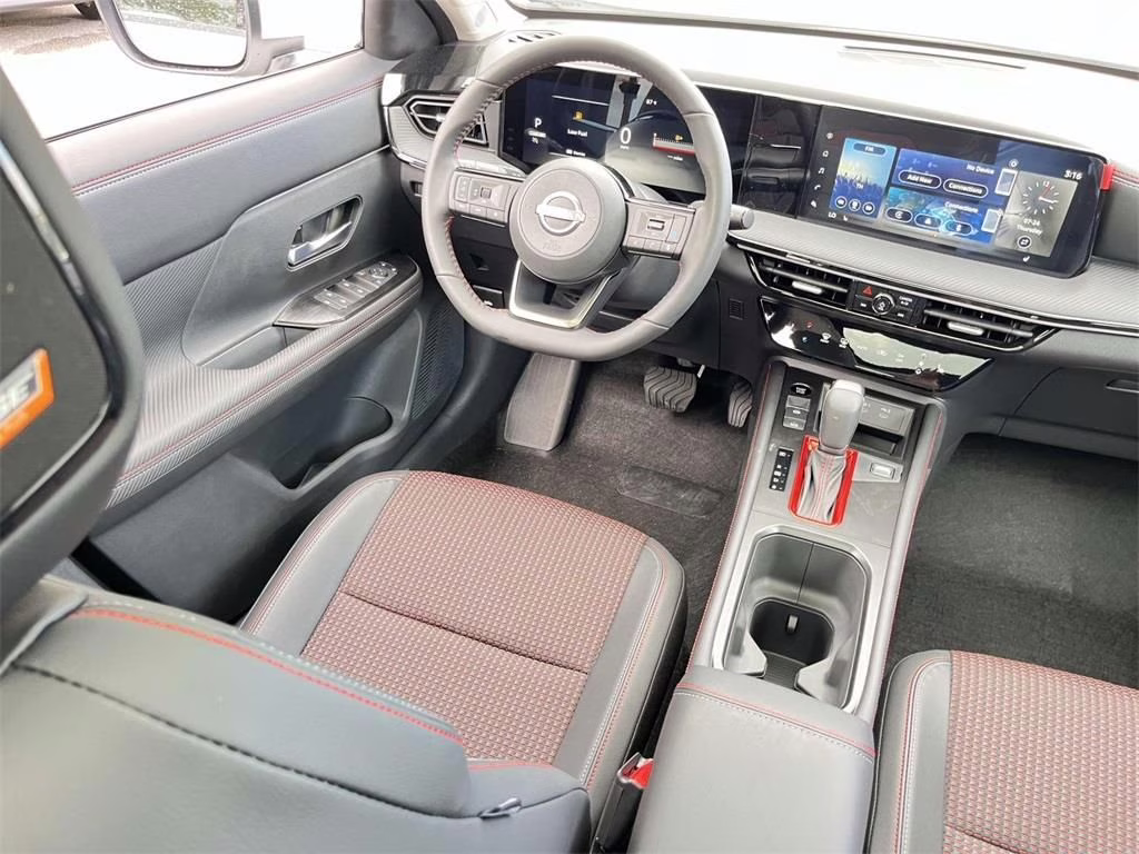 2025 Aspen White Tricoat Nissan Kicks SR FWD SUV