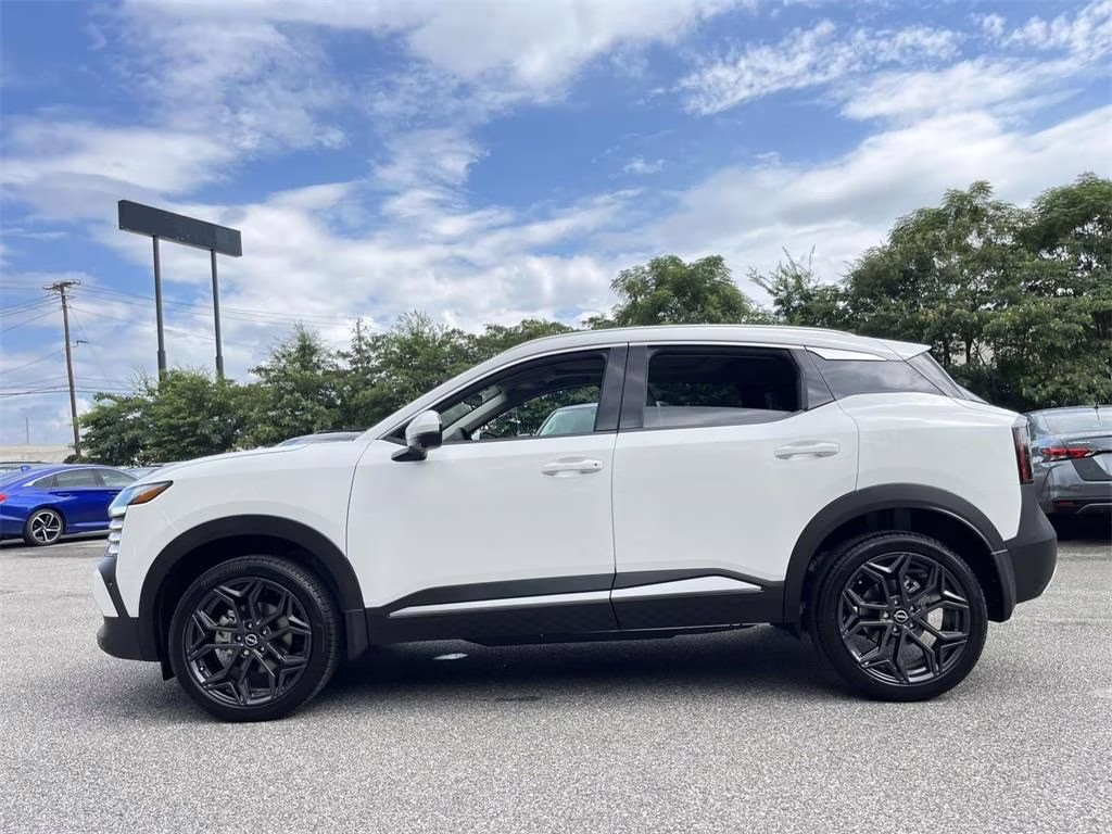 2025 Aspen White Tricoat Nissan Kicks SR FWD SUV