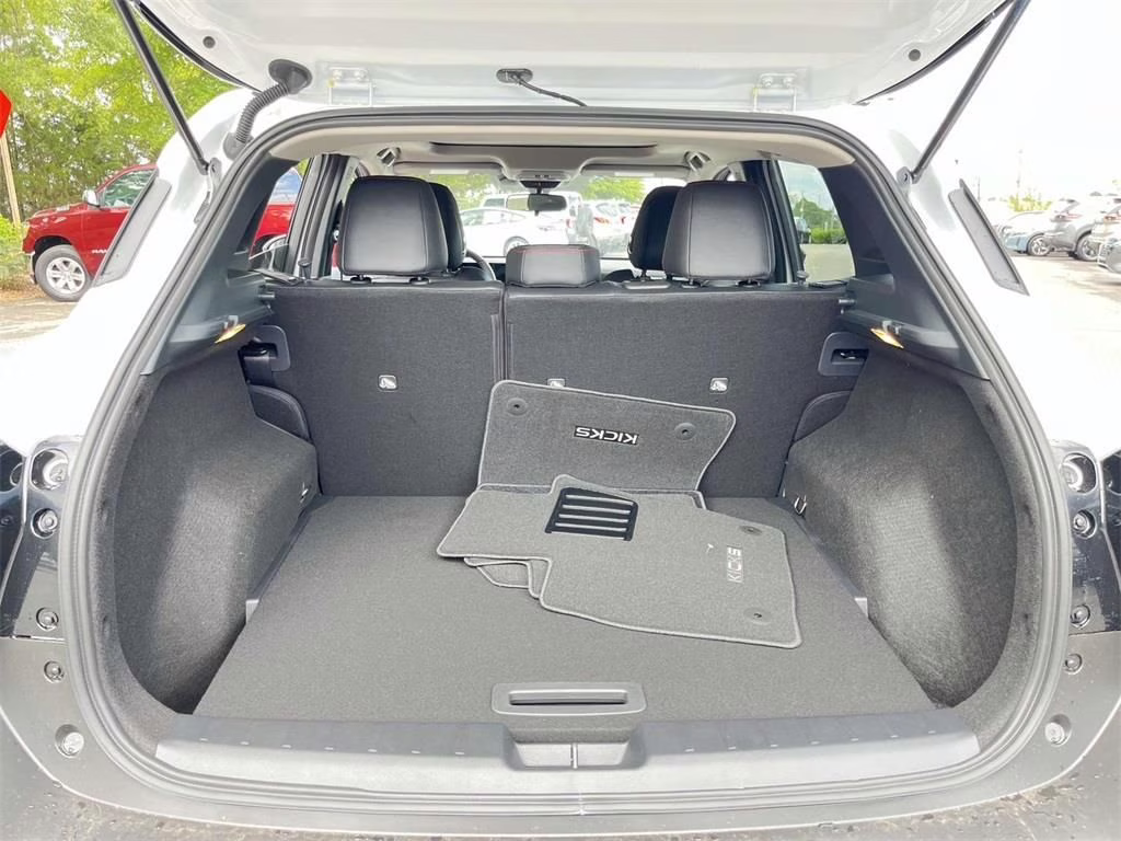 2025 Aspen White Tricoat Nissan Kicks SR FWD SUV