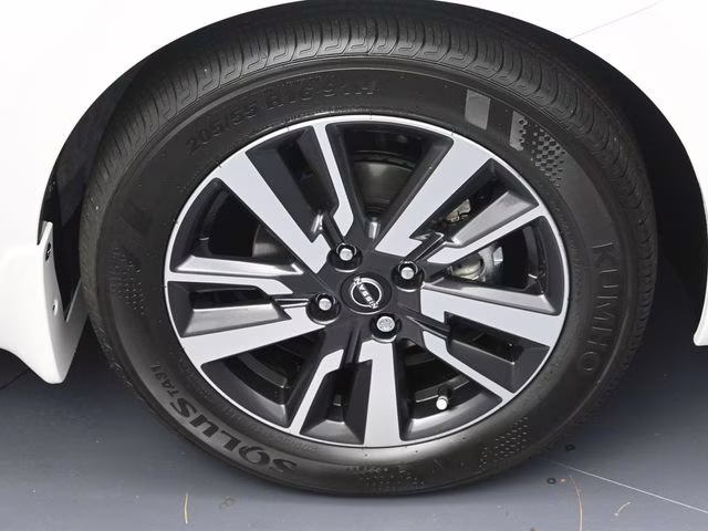 2025 Aspen White Tricoat Nissan Versa 1.6 SV FWD Sedan