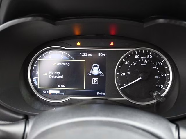 2025 Super Black Metallic Nissan Versa 1.6 SR FWD Sedan