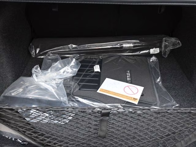 2025 Super Black Metallic Nissan Versa 1.6 SR FWD Sedan