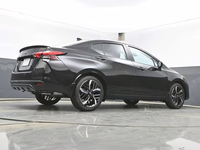 2025 Super Black Metallic Nissan Versa 1.6 SR FWD Sedan