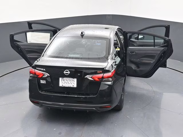 2025 Super Black Metallic Nissan Versa 1.6 SR FWD Sedan