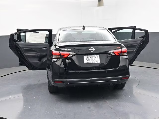 2025 Super Black Metallic Nissan Versa 1.6 SR FWD Sedan