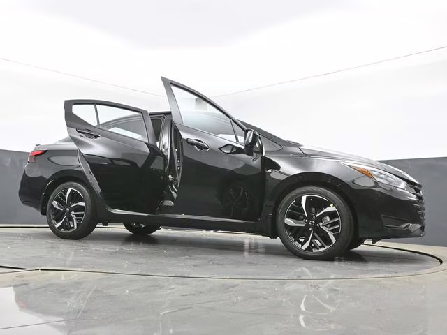 2025 Super Black Metallic Nissan Versa 1.6 SR FWD Sedan
