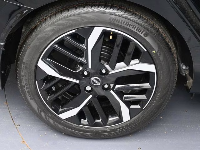 2025 Super Black Metallic Nissan Versa 1.6 SR FWD Sedan