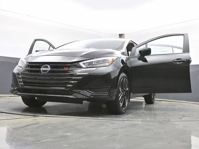 2025 Super Black Metallic Nissan Versa 1.6 SR FWD Sedan