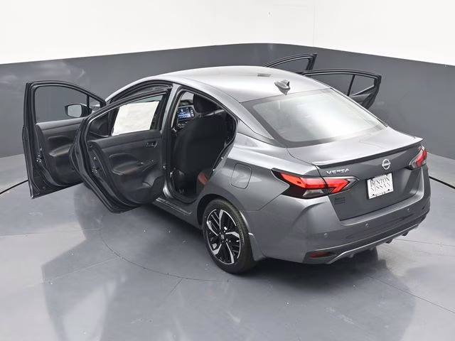 2025 Gun Metallic Nissan Versa 1.6 SR FWD Sedan