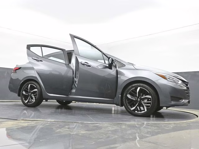 2025 Gun Metallic Nissan Versa 1.6 SR FWD Sedan