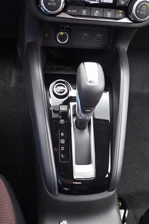 2025 Super Black Metallic Nissan Versa 1.6 SR FWD Sedan