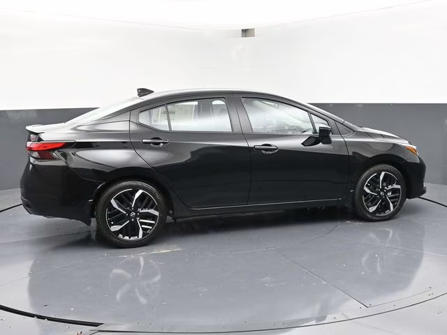 2025 Super Black Metallic Nissan Versa 1.6 SR FWD Sedan