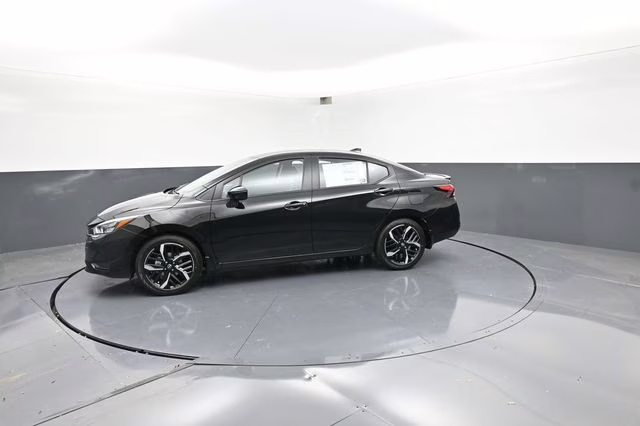 2025 Super Black Metallic Nissan Versa 1.6 SR FWD Sedan