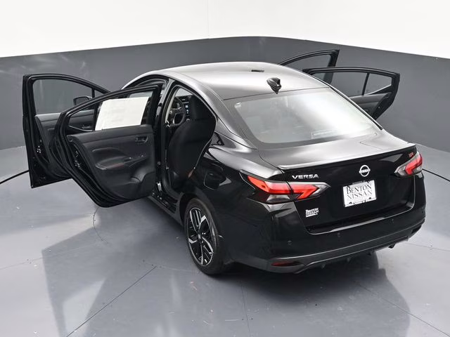 2025 Super Black Metallic Nissan Versa 1.6 SR FWD Sedan