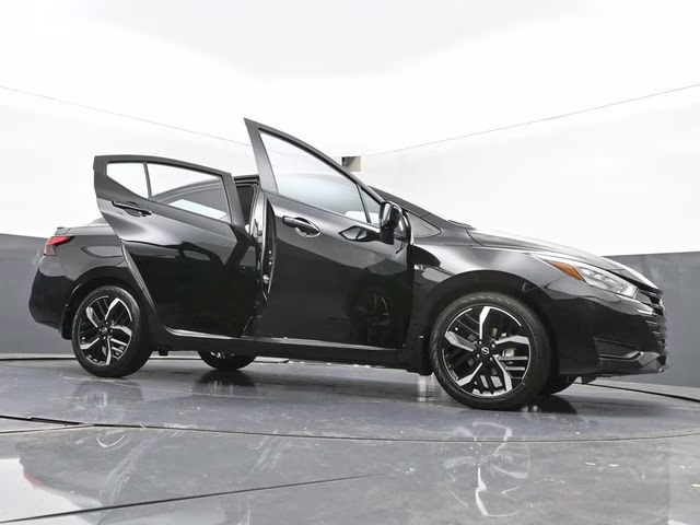 2025 Super Black Metallic Nissan Versa 1.6 SR FWD Sedan