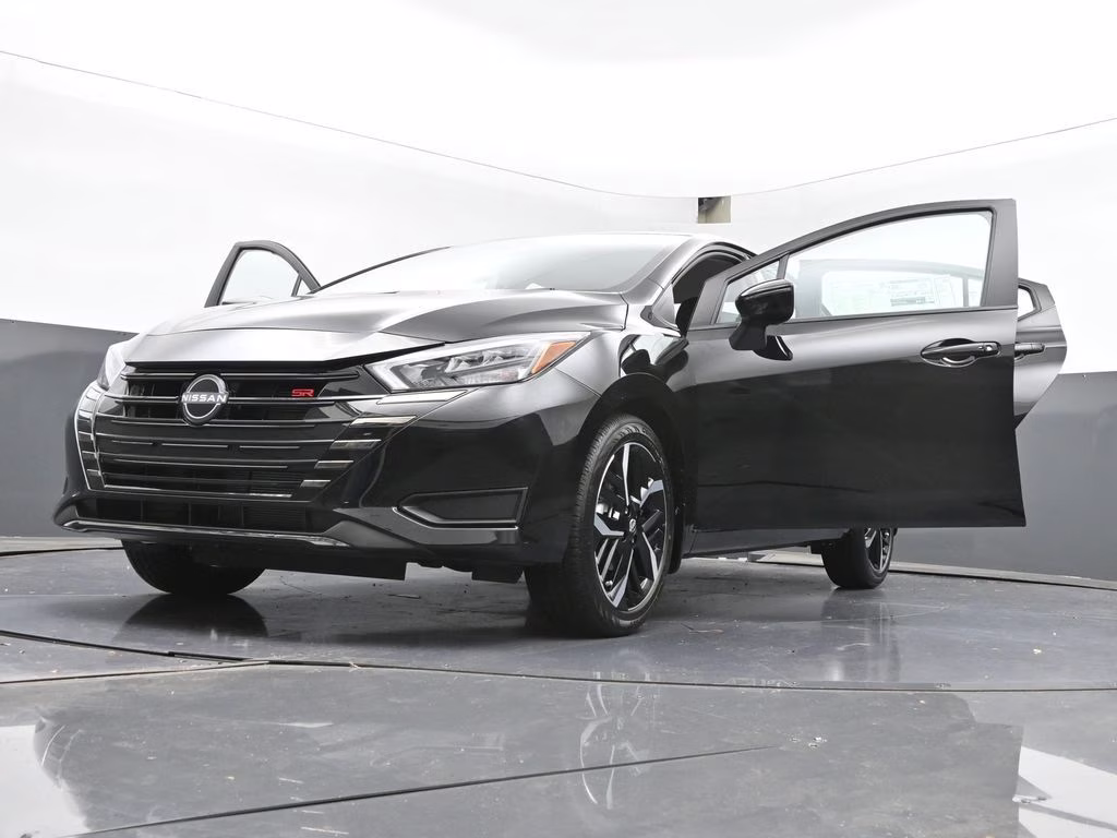 2025 Super Black Metallic Nissan Versa 1.6 SR FWD Sedan