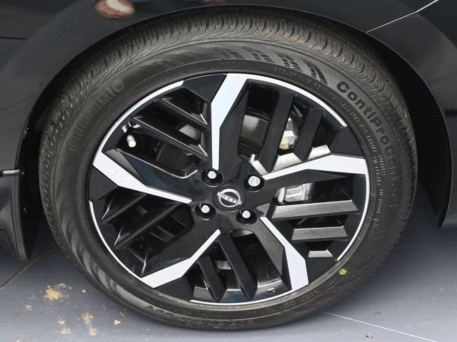 2025 Super Black Metallic Nissan Versa 1.6 SR FWD Sedan