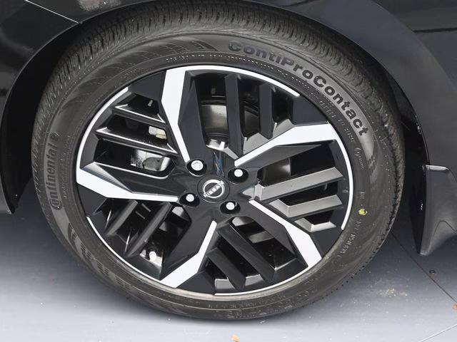 2025 Super Black Metallic Nissan Versa 1.6 SR FWD Sedan