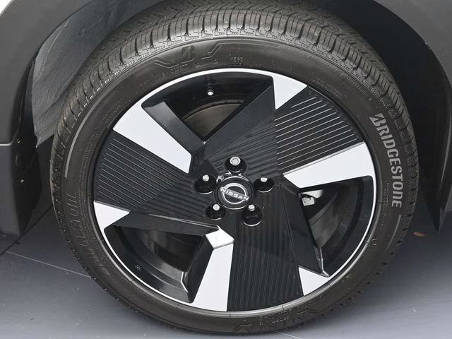 2026 Aspen White Tricoat Nissan Kicks SR FWD SUV