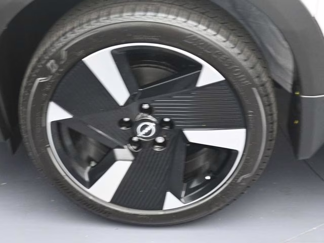 2026 Aspen White Tricoat Nissan Kicks SR FWD SUV