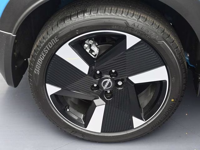 2026 Arctic Ice Blue/Black Nissan Kicks SR FWD SUV