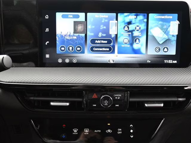 2026 Aspen White Tricoat Nissan Kicks SR FWD SUV