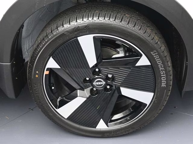 2026 Aspen White Tricoat Nissan Kicks SR FWD SUV