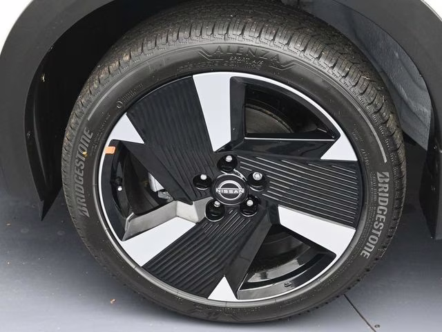 2026 Aspen White Tricoat Nissan Kicks SR FWD SUV