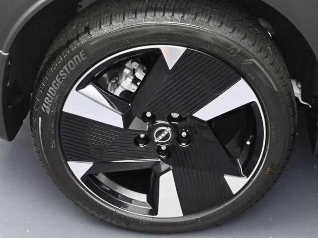 2026 Aspen White/Super Black Nissan Kicks SR FWD SUV